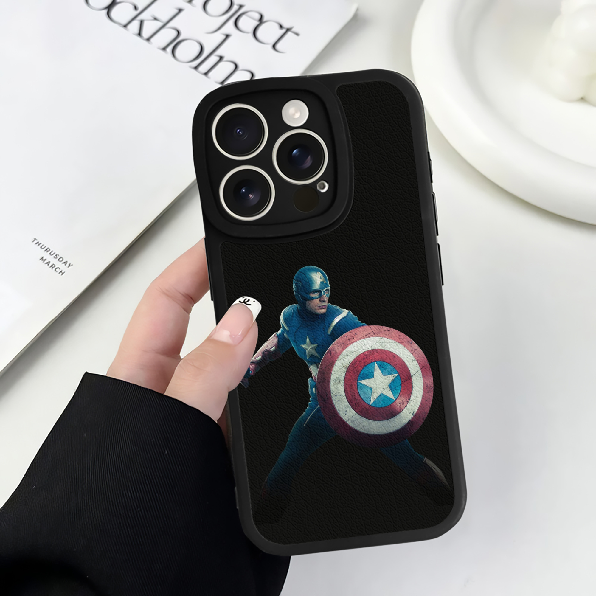 （画像用） アベンジャーズ The Avengers 【iPhone 16シリーズ対応】シリコンスマホケース（レザー調） 材質：シリコン